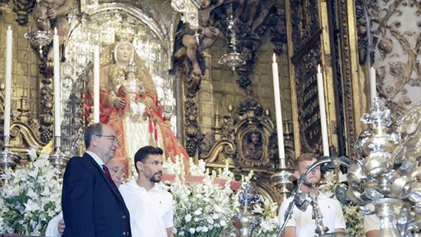 Como es habitual en el inicio de cada temporada, el Sevilla Fútbol Club ha realizado la ofrenda floral a la Patrona de la Archidiócesis, la Virgen de los Reyes de la Ciudad de la Giralda - 1, Foto 1