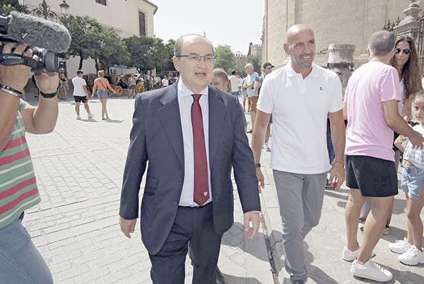 Como es habitual en el inicio de cada temporada, el Sevilla Fútbol Club ha realizado la ofrenda floral a la Patrona de la Archidiócesis, la Virgen de los Reyes de la Ciudad de la Giralda - 2, Foto 2
