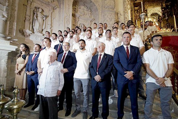 Como es habitual en el inicio de cada temporada, el Sevilla Fútbol Club ha realizado la ofrenda floral a la Patrona de la Archidiócesis, la Virgen de los Reyes de la Ciudad de la Giralda - 3, Foto 3
