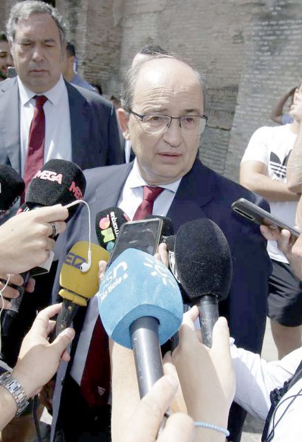 Como es habitual en el inicio de cada temporada, el Sevilla Fútbol Club ha realizado la ofrenda floral a la Patrona de la Archidiócesis, la Virgen de los Reyes de la Ciudad de la Giralda - 4, Foto 4