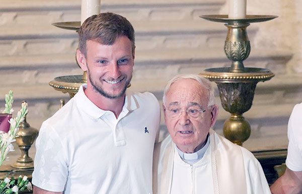 Como es habitual en el inicio de cada temporada, el Sevilla Fútbol Club ha realizado la ofrenda floral a la Patrona de la Archidiócesis, la Virgen de los Reyes de la Ciudad de la Giralda - 5, Foto 5