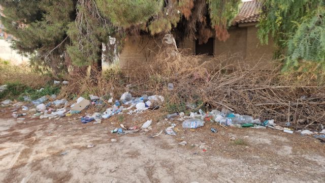 El PSOE de Lorca solicita la limpieza de un solar de propiedad municipal y reclama al alcalde que cumpla con la ordenanza que él mismo exige a los lorquinos - 1, Foto 1