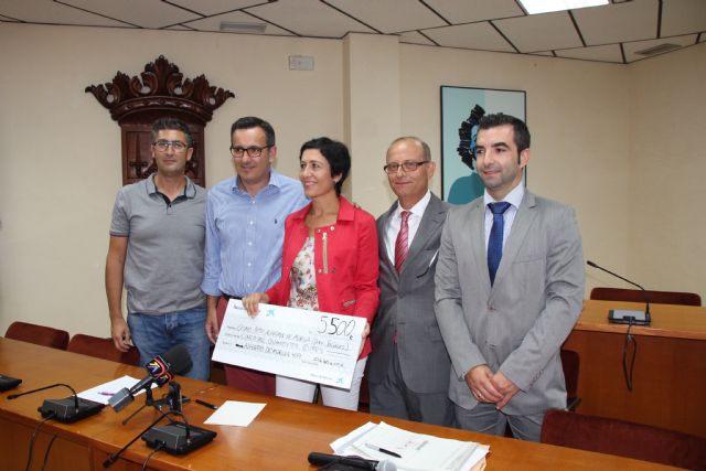 La Fundacin La Caixa dona un cheque por importe de 5.500 euros al Ayuntamiento de Alhama, Foto 1