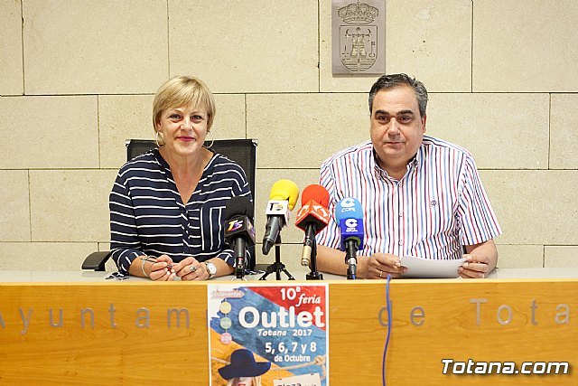 La X Feria Outlet de Totana se celebrará en la plaza de la Constitución del 5 al 8 de octubre, Foto 2