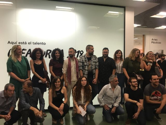 Arturo Méndez ganador del CreaMurcia en la modalidad de Artes Plásticas y Ángel Abellán y Alba María Flores en la de Cómic - 1, Foto 1