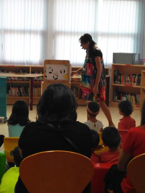 Cuentacuentos y taller de manualidades en familia en la biblioteca municipal 'Rosa Contreras' - 2, Foto 2