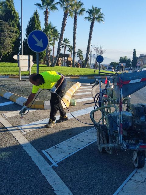 Comienzan los trabajos de repintado de señalización vial en Puerto Lumbreras y pedanías - 1, Foto 1
