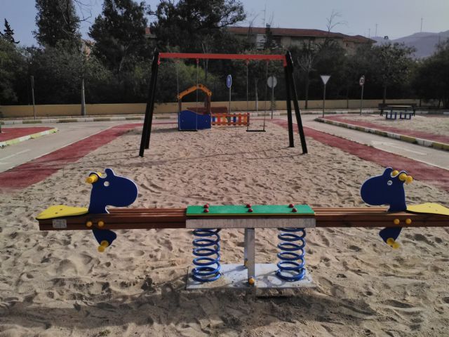 La concejalía de Infraestructuras instala nuevos juegos infantiles en los parques del municipio - 1, Foto 1