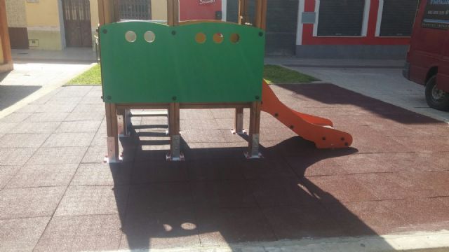 La concejalía de Infraestructuras instala nuevos juegos infantiles en los parques del municipio - 2, Foto 2