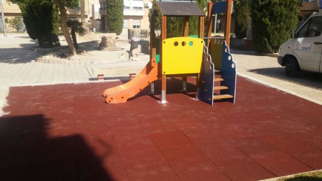 La concejalía de Infraestructuras instala nuevos juegos infantiles en los parques del municipio - 3, Foto 3