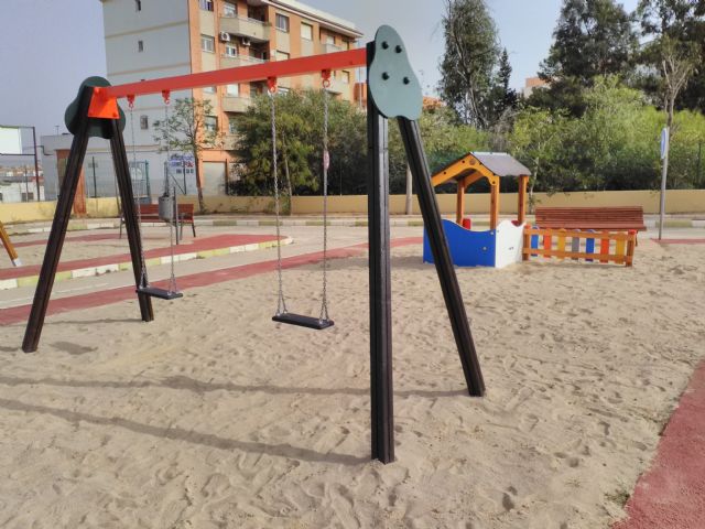 La concejalía de Infraestructuras instala nuevos juegos infantiles en los parques del municipio - 4, Foto 4
