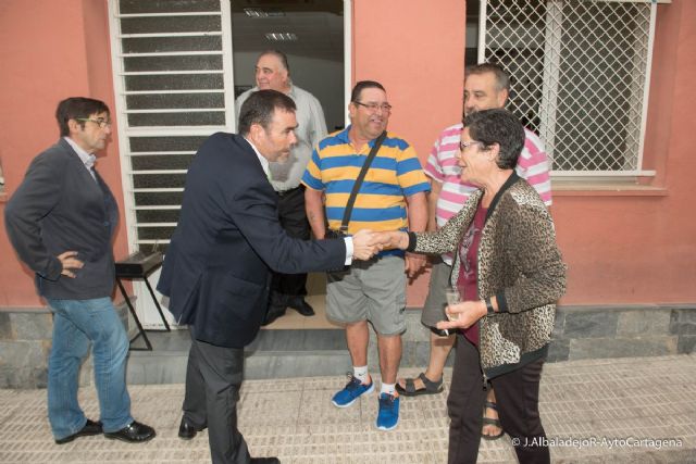 El alcalde toma nota de las necesidades de los vecinos de Fuente Cubas - 1, Foto 1