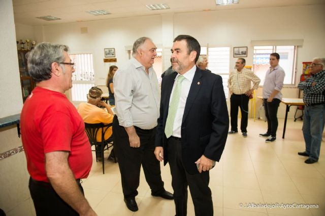 El alcalde toma nota de las necesidades de los vecinos de Fuente Cubas - 2, Foto 2