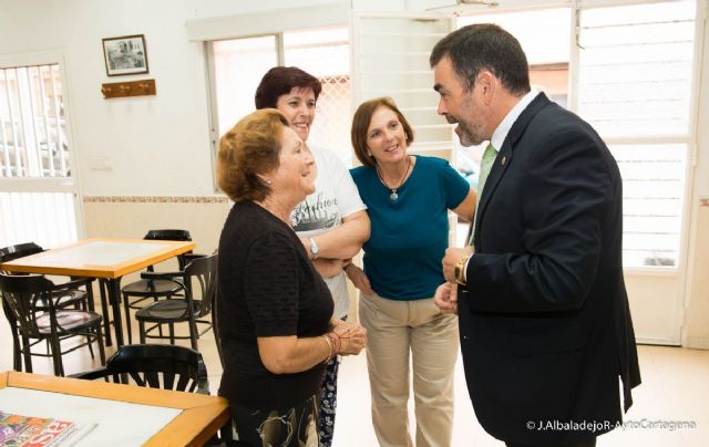 El alcalde toma nota de las necesidades de los vecinos de Fuente Cubas - 3, Foto 3