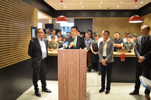 El alcalde destacó la creación de 48 puestos de trabajo en la inauguración del segundo restaurante de McDonalds en San Javier - 2, Foto 2