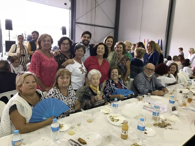 El presidente de la Comunidad, Fernando López Miras, asiste a la jornada de convivencia de amas de casa en Águilas - 1, Foto 1