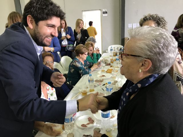 El presidente de la Comunidad, Fernando López Miras, asiste a la jornada de convivencia de amas de casa en Águilas - 4, Foto 4