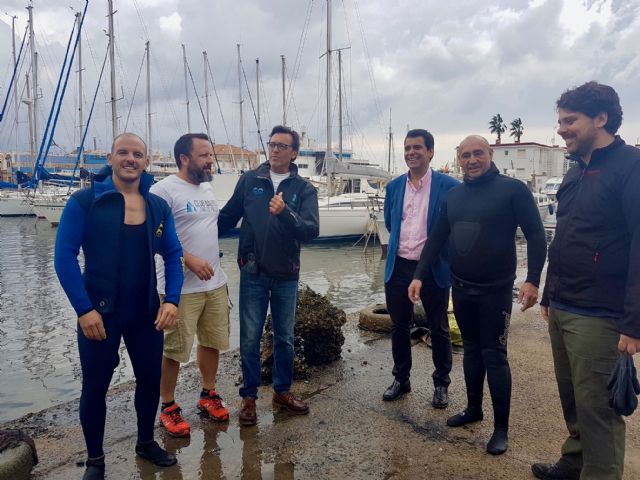 Un total de 50 participantes en la primera jornada de limpieza de los fondos del puerto deportivo y pesquero de Cabo de Palos - 1, Foto 1