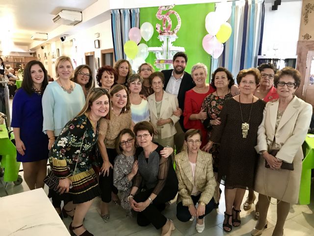 López Miras asiste al 50 aniversario de la Asociación de Amas de Casa Virgen de la Piedad de San Pedro del Pinatar - 1, Foto 1