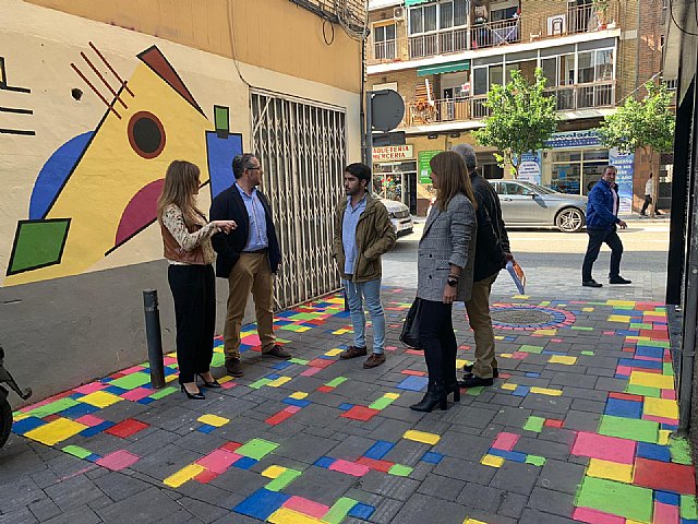 La calle Angustias estrena una alfombra multicolor en sus adoquines - 2, Foto 2