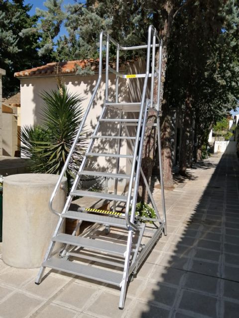 El Ayuntamiento renueva las papeleras y las escaleras públicas móviles del Cementerio Municipal - 1, Foto 1