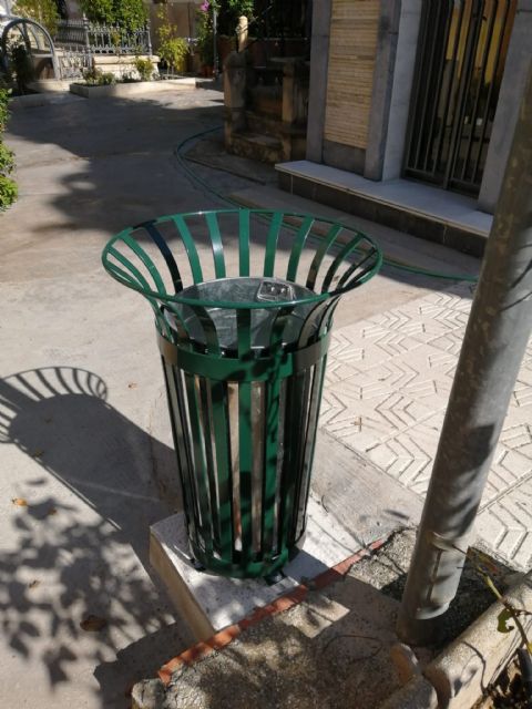El Ayuntamiento renueva las papeleras y las escaleras públicas móviles del Cementerio Municipal - 2, Foto 2
