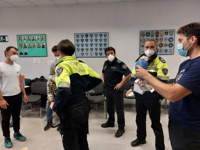 La Policía Local continúa realizando la acción formativa sobre Soporte Vital Básico y uso del desfibrilador externo semiautomático (DESA), Foto 7