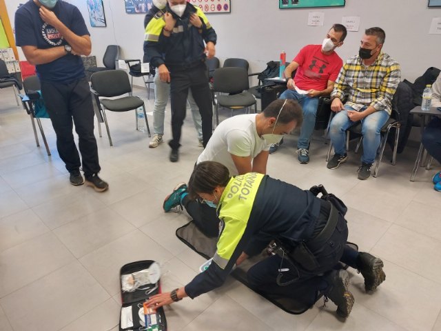 La Policía Local continúa realizando la acción formativa sobre Soporte Vital Básico y uso del desfibrilador externo semiautomático (DESA), Foto 8