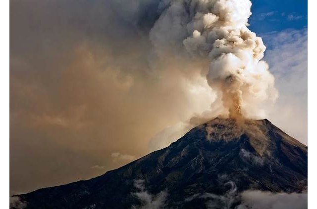 Las erupciones volcánicas también liberan grandes cantidades de partículas de ceniza y gases a la atmósfera., Foto 1