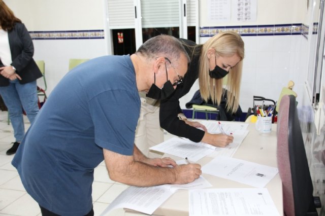 El ayuntamiento suscribe un nuevo convenio con el GF Villa de Alhama para la promocin y difusin del folklore, Foto 2