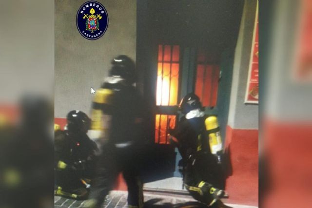 Efectivos de Bomberos rescatan a un hombre del incendio en el kebab de la Plaza del Risueño - 1, Foto 1