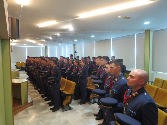 La Asamblea Regional recibe a los alumnos de la Academia General del Aire después de dos años de paréntesis - 4, Foto 4