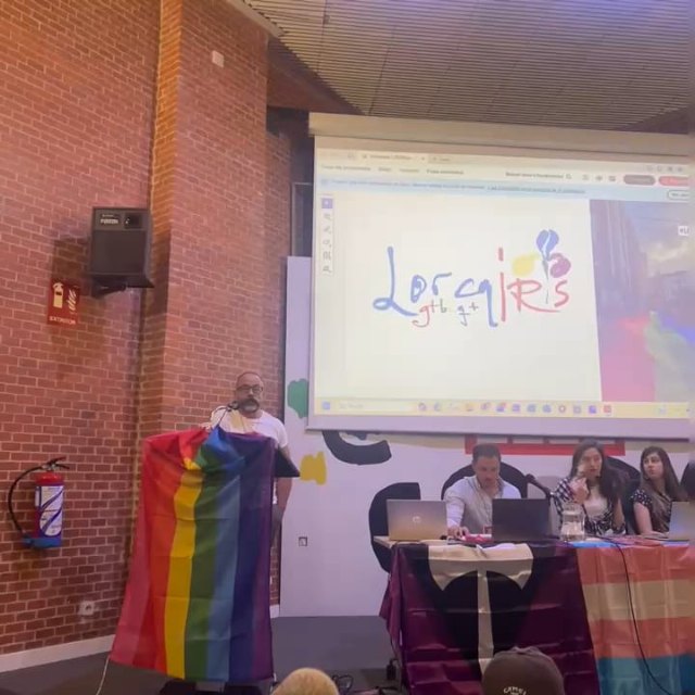 Enrique Olcina, presidente de Lorcaíris, frente al plenario de la FELGTBI+, Foto 1