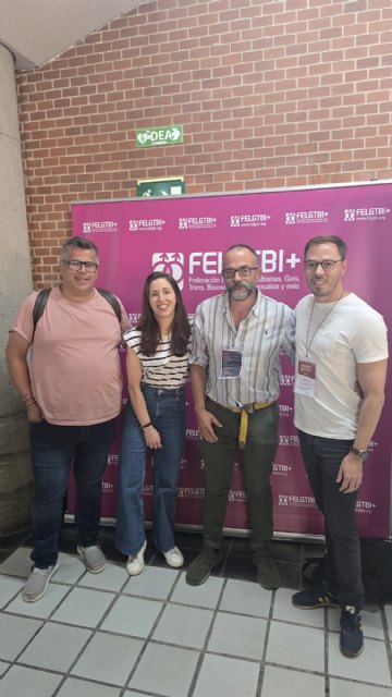 Enrique Olcina, presidente de Lorcaíris, con Paula Iglesias, presidenta , Jonas Candaosa, movimientos sociales y Jesús Antonio Muñoz, tesorero de la FELGTBI+, Foto 2