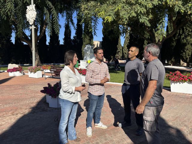El Ayuntamiento de �guilas acondiciona el cementerio municipal con motivo del D�a de Todos los Santos