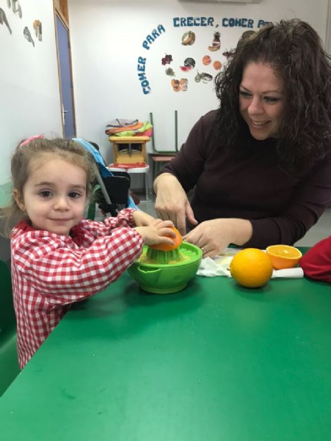 Taller de zumo y macedonia en la Escuela Infantil de Roldán - 1, Foto 1