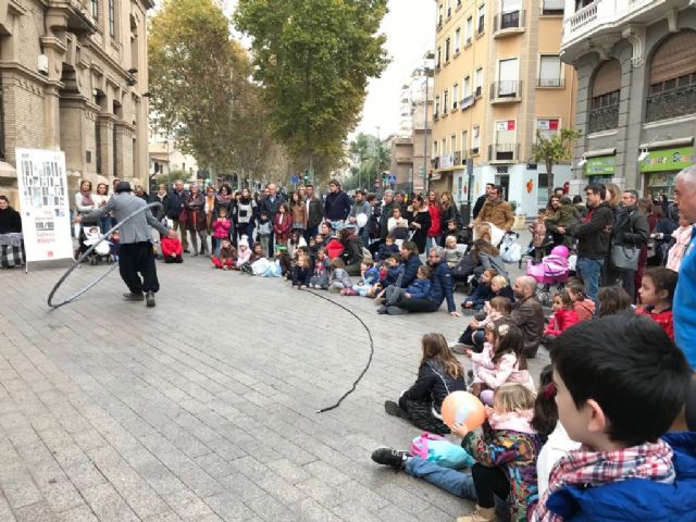Cientos de personas disfrutan de la primera edición del programa 'Lectura Street' del Ayuntamiento de Murcia - 3, Foto 3