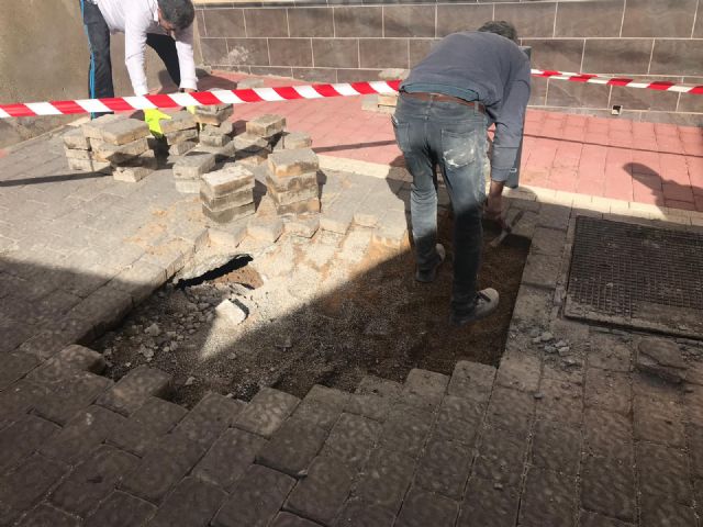 El Ayuntamiento trabaja para reparar la cesión de 6 m2 de firme en la calle Segunda Caída - 2, Foto 2