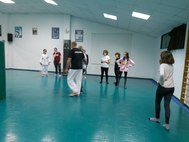A group of women participate in the first session of the Master Class of Women's Self Defense, Foto 3
