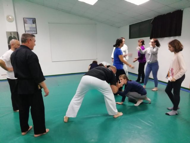 A group of women participate in the first session of the Master Class of Women's Self Defense, Foto 6