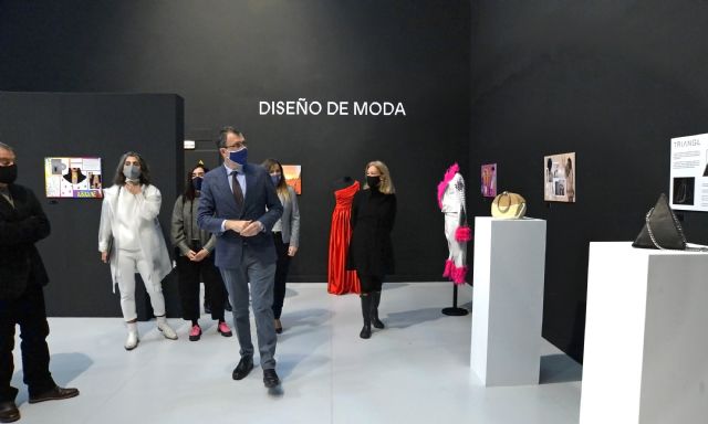 Maniquís, paneles y prototipos muestran las obras finalistas de Moda y Diseño Gráfico del CreaMurcia en el Centro Puertas de Castilla - 2, Foto 2