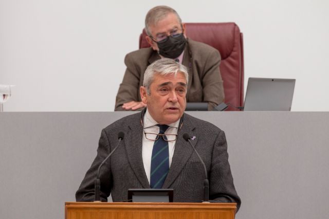 El grupo parlamentario liberal pide un programa para dignificar la labor social de los profesores y docentes de la Región - 1, Foto 1