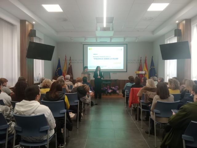 El alumnado del Programa Experiencial Mejora de la Escena Urbana de Bullas asiste a unas Jornadas de Prevención y Protección frente a la Violencia sobre las Mujeres - 2, Foto 2