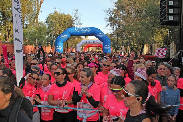 Una ola rosa invade Sevilla, 8.000 mujeres colapsan el centro a ritmo de running y zumba - 1, Foto 1