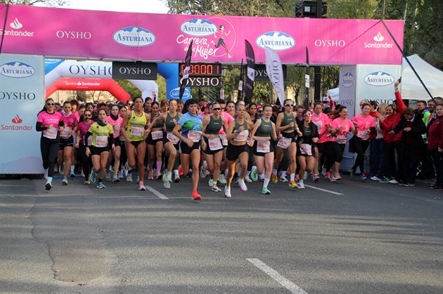 Una ola rosa invade Sevilla, 8.000 mujeres colapsan el centro a ritmo de running y zumba - 2, Foto 2
