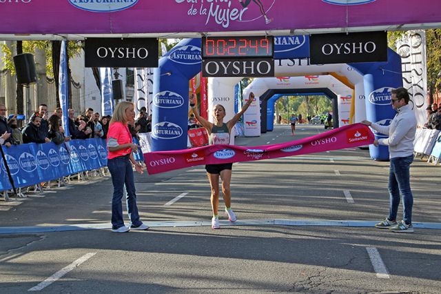 Una ola rosa invade Sevilla, 8.000 mujeres colapsan el centro a ritmo de running y zumba - 4, Foto 4