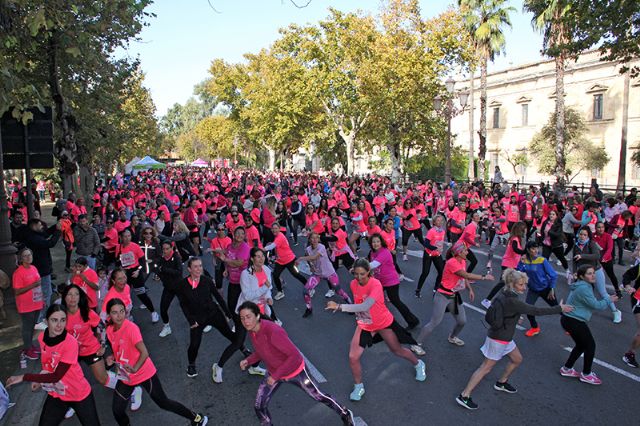 Una ola rosa invade Sevilla, 8.000 mujeres colapsan el centro a ritmo de running y zumba - 5, Foto 5