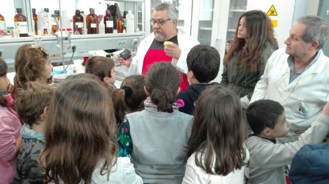 Casi un centenar de niños participa en la jornada de Navidad organizada por el IMIDA para fomentar la investigación - 1, Foto 1