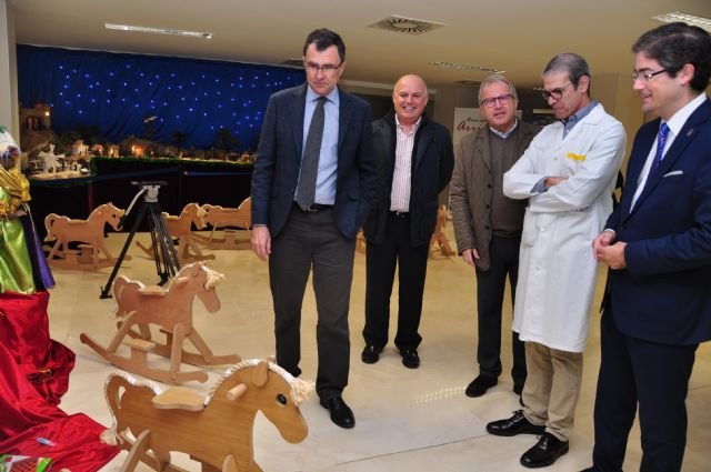 La Arrixaca recibe 42 caballos de madera donados por la Escuela Taller del Ayuntamiento de Murcia - 1, Foto 1