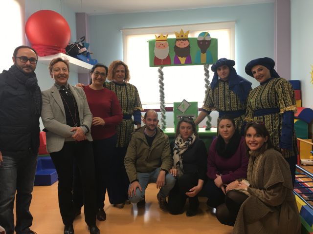 Carteros reales, entrega de juguetes y gran chocolatada en la VI Navidad Solidaria de JJSS Lorca con los niños de Atención Temprana - 3, Foto 3